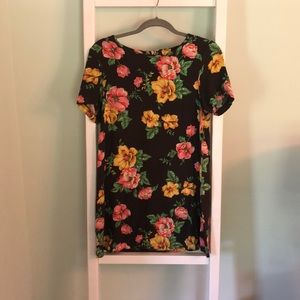 Super cute mini dress! Trendy floral print :)